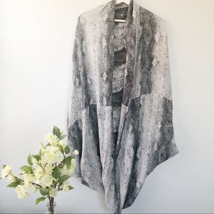 Free People Cocoon Wrap in Gray Print OS